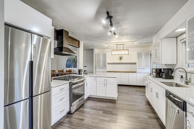 Building Photo - 2860 S Golden Way