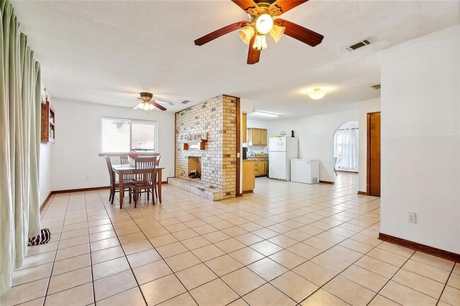 Building Photo - 2204 Gallant Dr