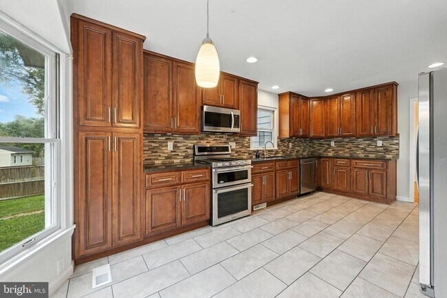 Building Photo - 5011 Roslyn Rd