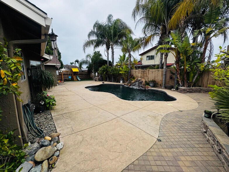 Building Photo - 571 Reisling Ct