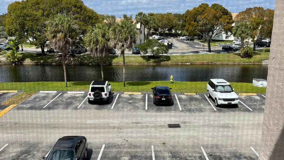 Building Photo - 3700 N Pine Island Rd
