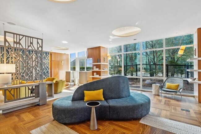 Building Photo - 77 Hudson St