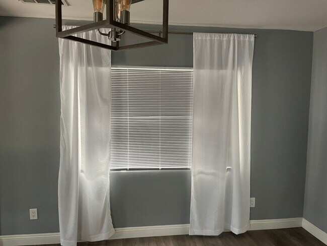 Building Photo - POOL HOME 3 BEDROOMS 3 BATHS