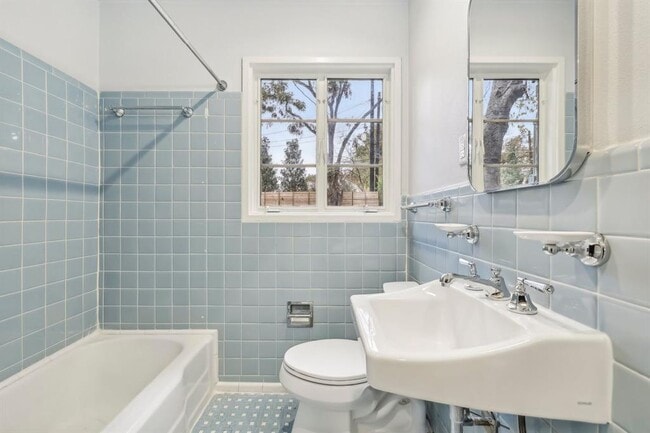 Building Photo - 3010 Windsor Rd