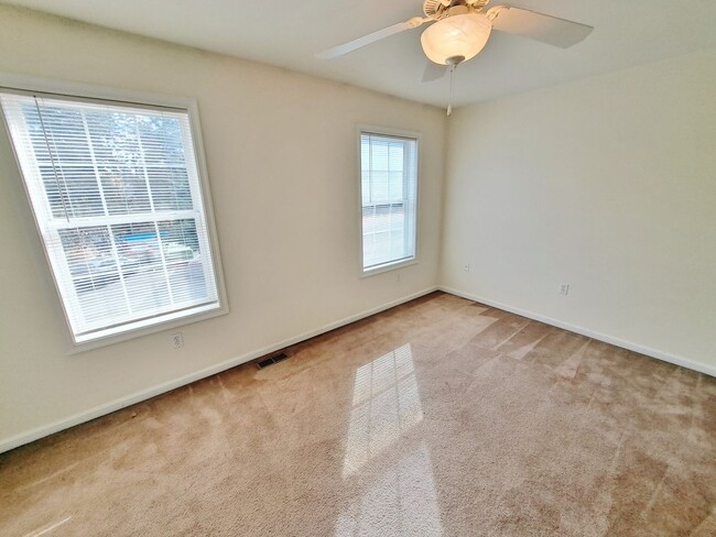 Building Photo - 2 Bed / 1-1/2 Bath Townhome