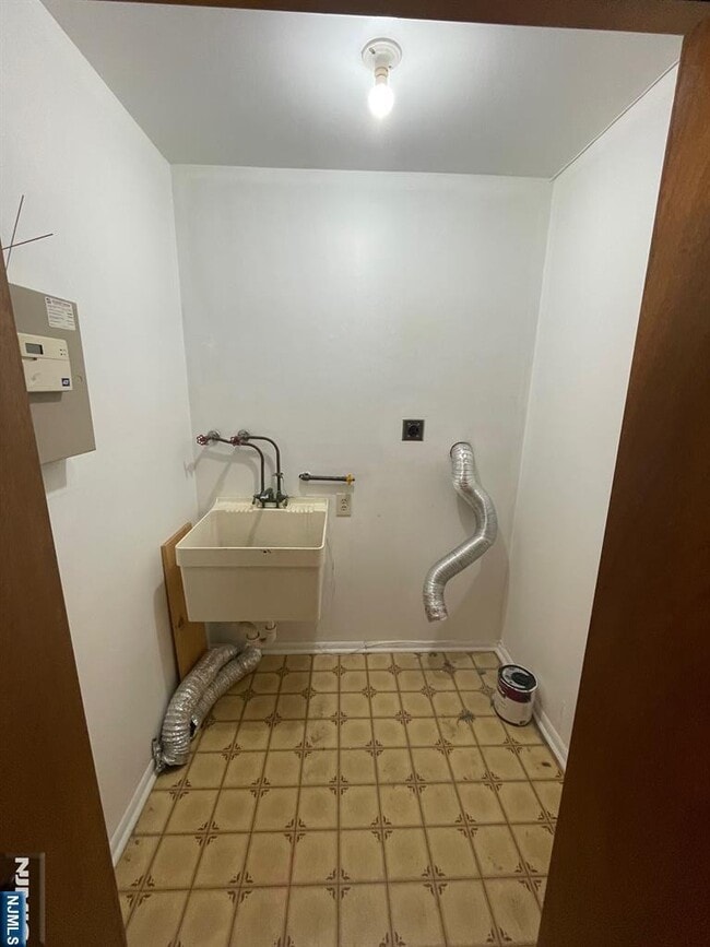 Building Photo - 409 E Phillip Ave