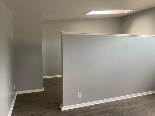 Building Photo - 1041 W 10th St