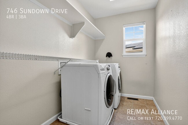 Building Photo - 746 Sundown Dr