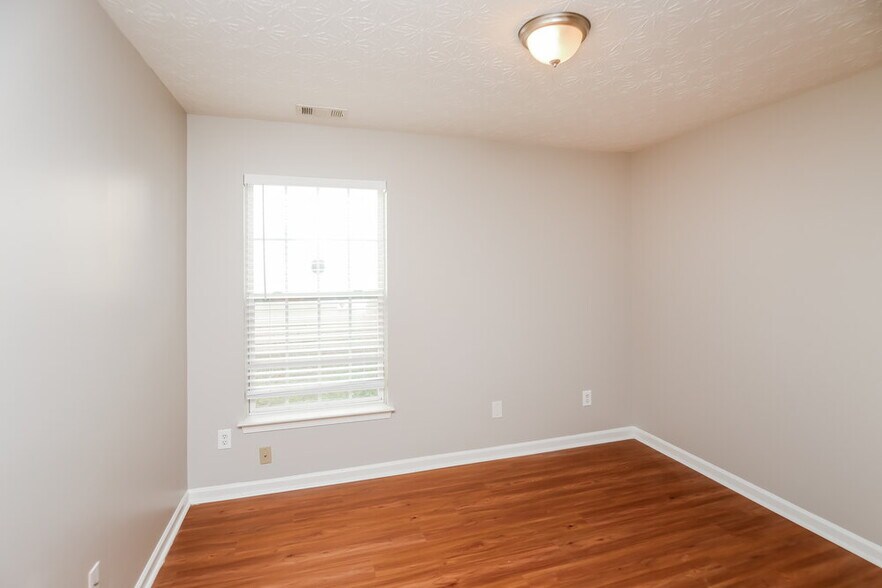Building Photo - 533 Arrowhead Dr