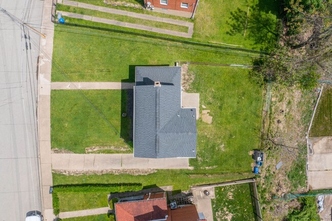 Building Photo - AVAILABLE JUNE 1ST!! STUNNING 3 BEDROOM IN...