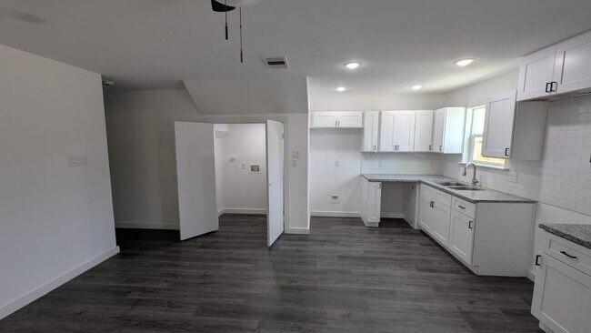 Building Photo - ? Modern 3-Bedroom Duplex with Open Layout ?