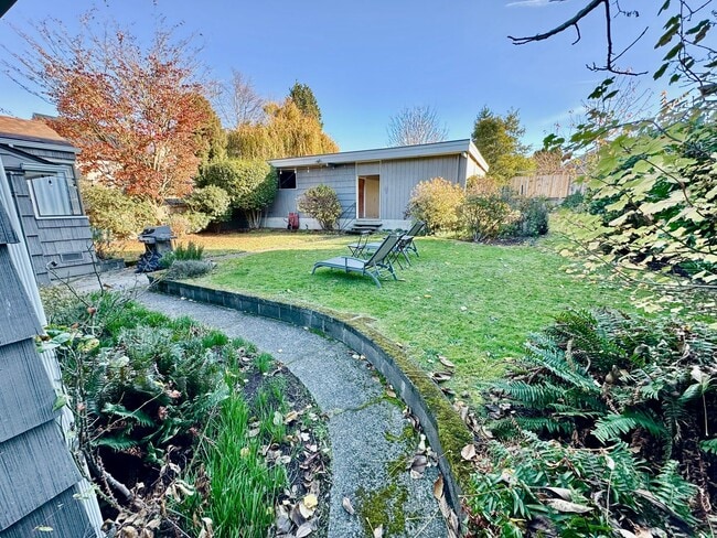 Building Photo - Large Mid-Century Charmer in Sunset Hill!