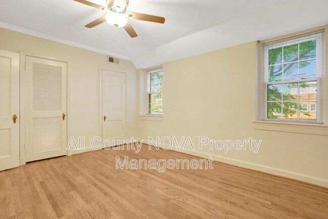 Building Photo - 1020 S Barton St