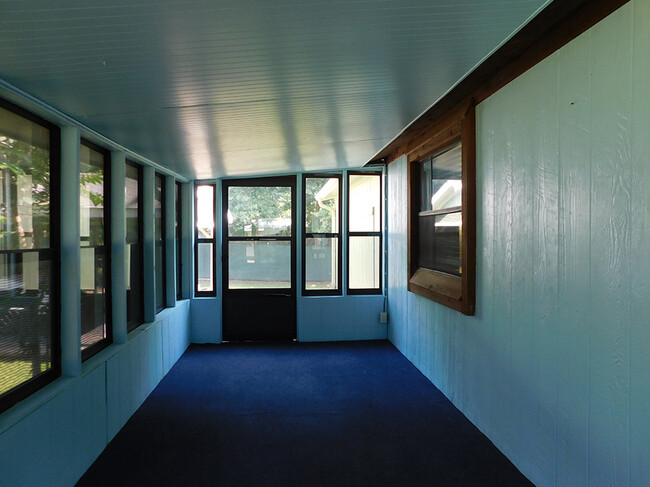 Building Photo - 20742 Meadowbrook Dr