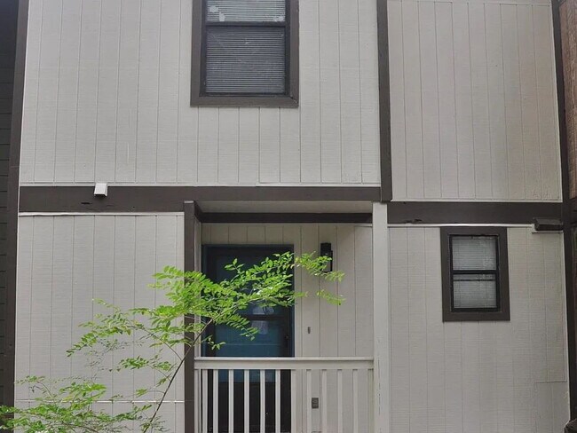 Building Photo - 1208 Cross Creek Way