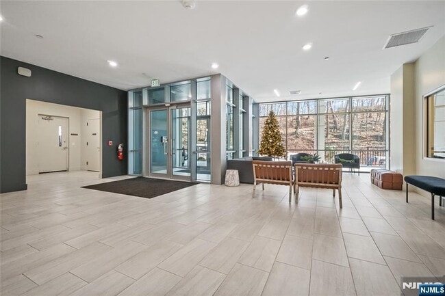 Building Photo - 69 Main St