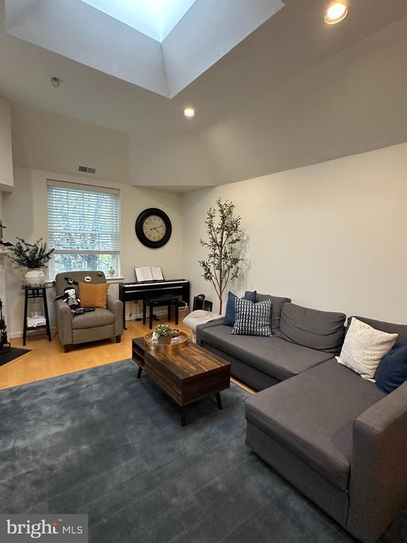 Building Photo - 104 Woodside Rd