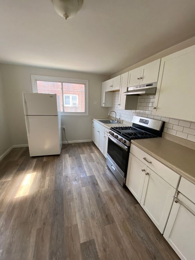 Building Photo - Newly Renovated 3 Bedroom and 1 Bathroom T...