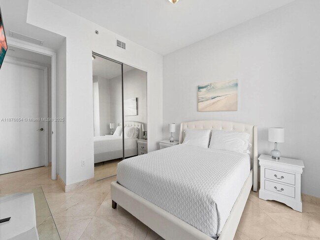 Building Photo - 15901 Collins Ave