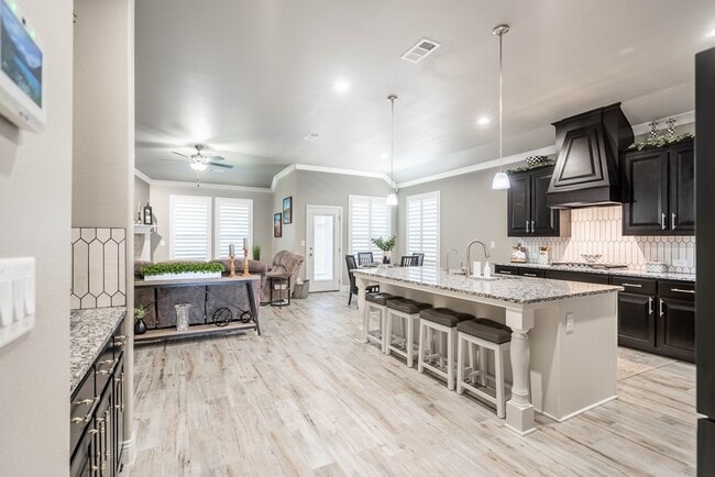 Building Photo - 11 Los Campos Dr