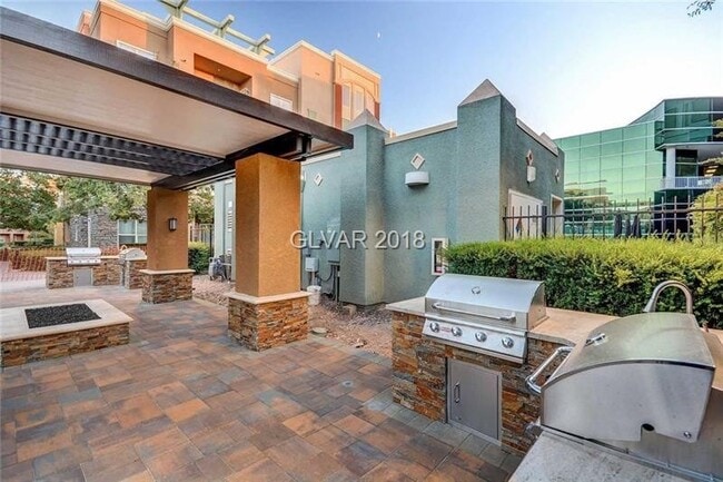 Building Photo - Gorgeous Mid Rise Unit For Lease !!