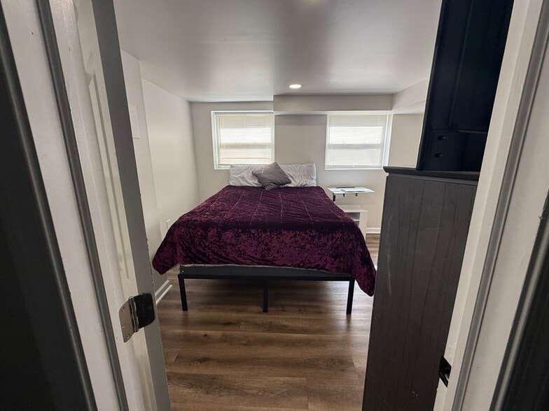 Building Photo - 1 Maple Ave