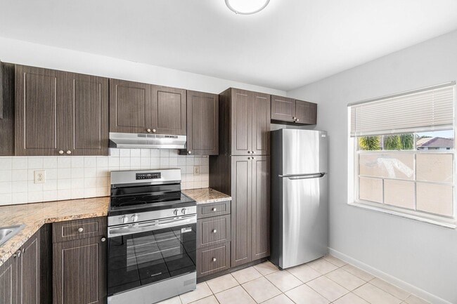 Building Photo - 9977 Three Lakes Cir