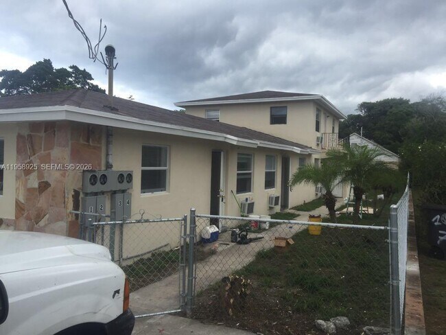 Building Photo - 726 21st St