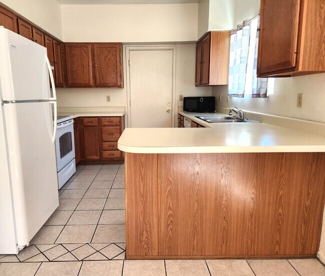 Building Photo - FANTASTIC TWO STORY HOME FOR LEASE NORTH G...