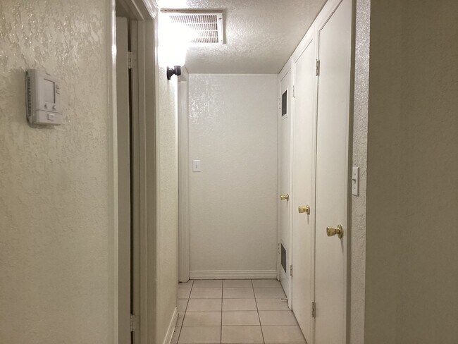 Building Photo - 4424-4426 E Dakota Ave