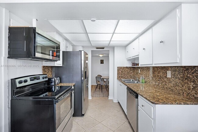 Building Photo - 100 Golden Isles Dr