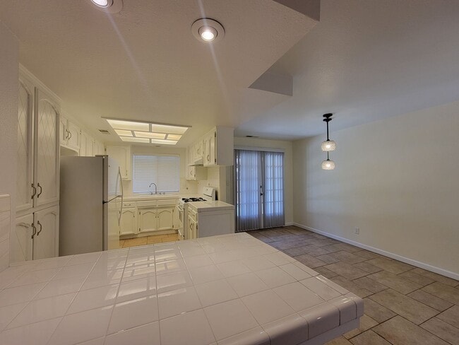 Building Photo - Condo with open floor plan and a two-car g...