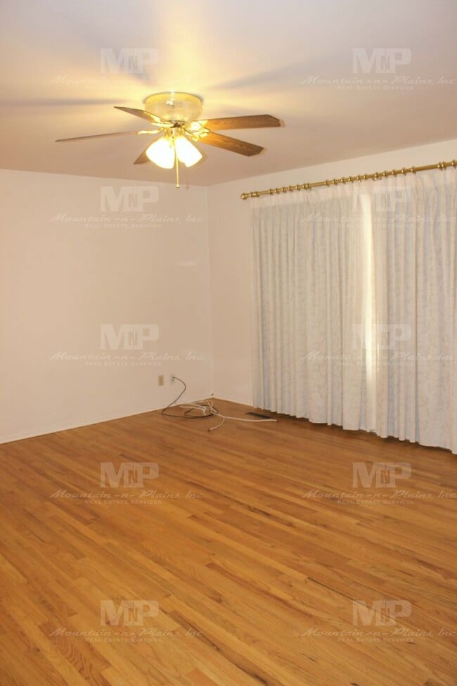 Building Photo - 2433 Tamarac Dr