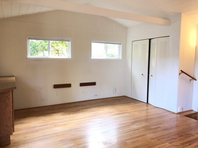 Building Photo - Adorable Two Bedroom in Pacific Grove!