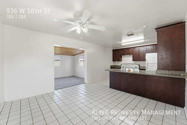 Building Photo - 936 W 16th St