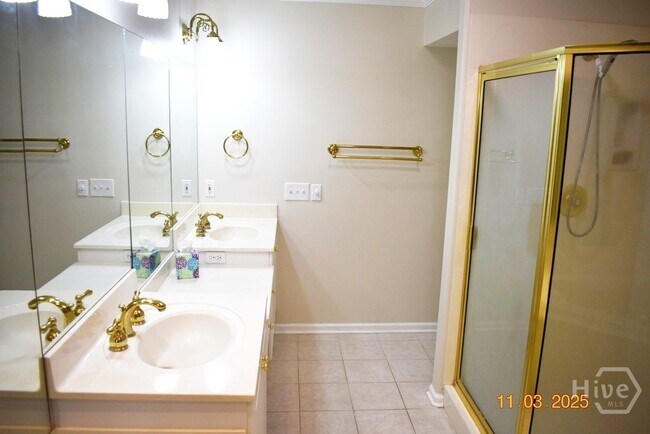 Building Photo - 10 Piper's Pond Ln