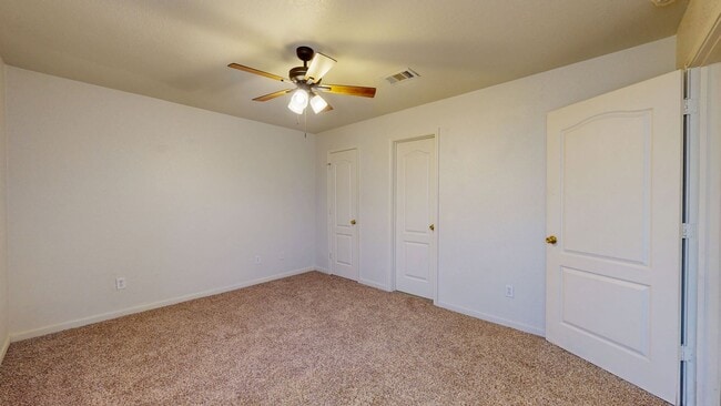 Building Photo - Look at all the space only $995!!!
