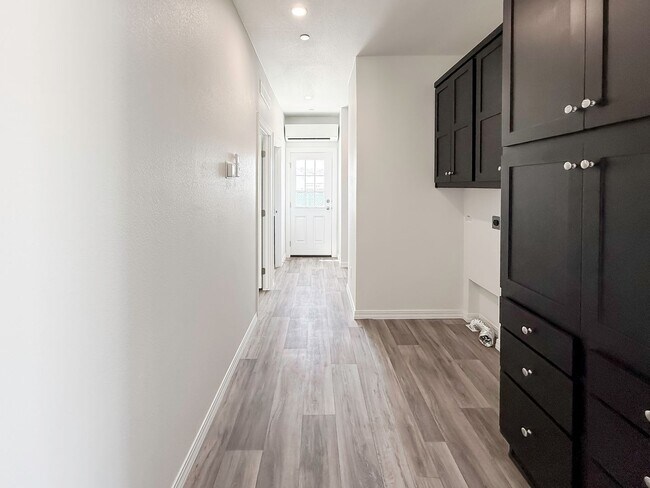 Building Photo - ~ AVAILABLE NOW ~ DUPLEX (RIGHT)