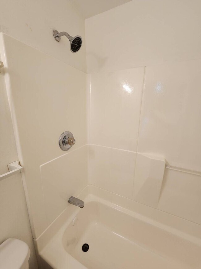 Building Photo - Charming 3-Bedroom Property In Prime location