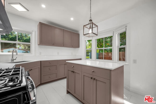 Building Photo - 1091 Palm Terrace