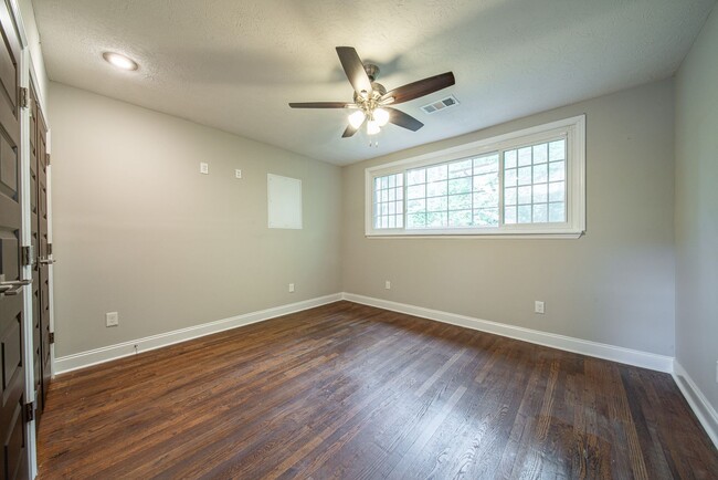 Building Photo - 4 bedroom/3 bath, 3711 sqft in Midtown!