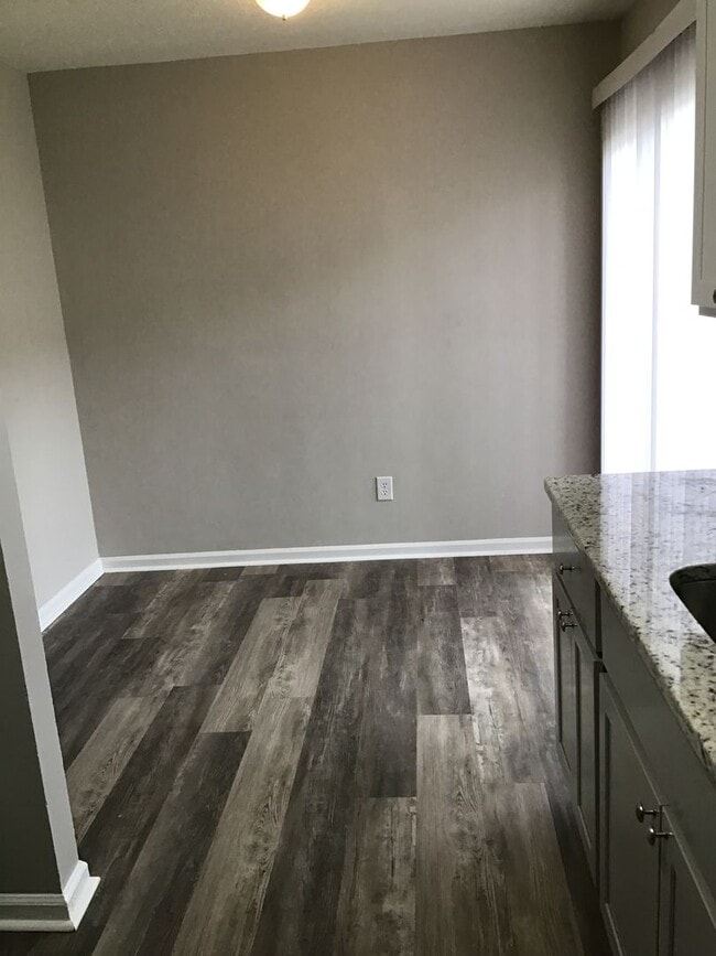 Building Photo - 3 Bed 1.5 Bath Townhome
