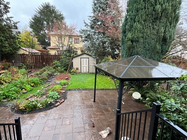 Building Photo - 2002 NE 13th Ave