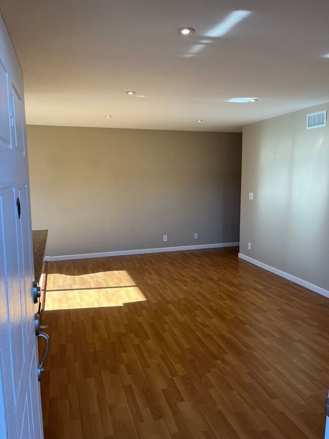 Building Photo - Updated Upstairs Condo Near Oakridge Mall with Parking & Central A/C!