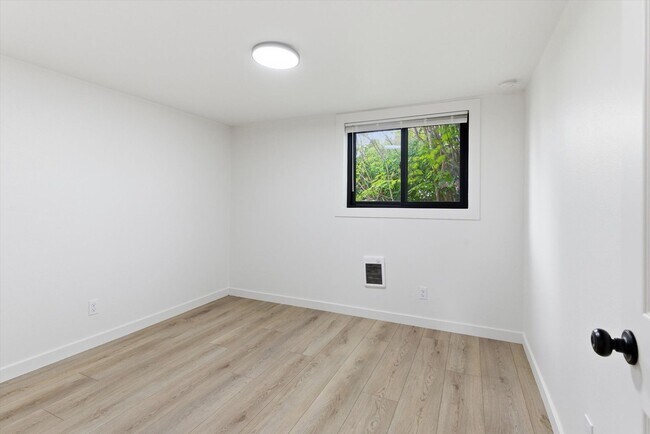 Building Photo - 221a Cedar Ave