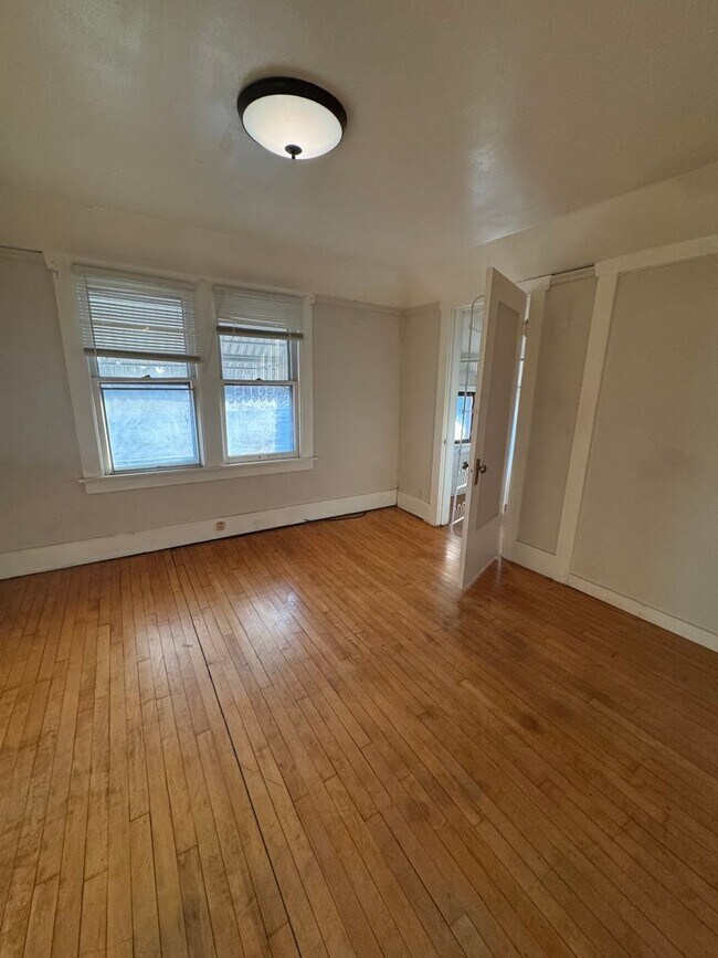 Building Photo - Beautiful home for rent in the heart of Moline