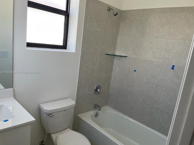 Building Photo - 945 NE 211th St