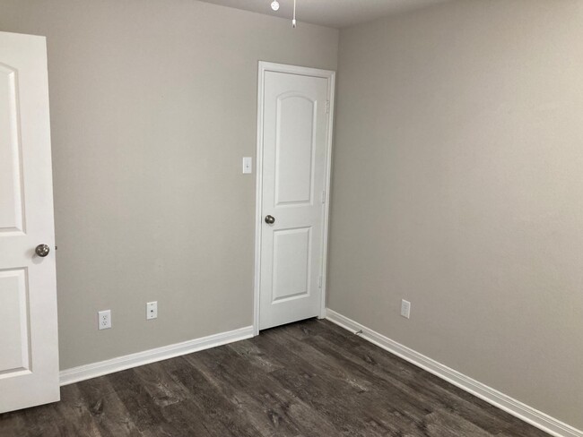 Building Photo - Three-bedroom, Two bath, two car garage Ho...