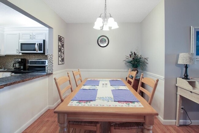 Building Photo - 407 Pine Glen Ln