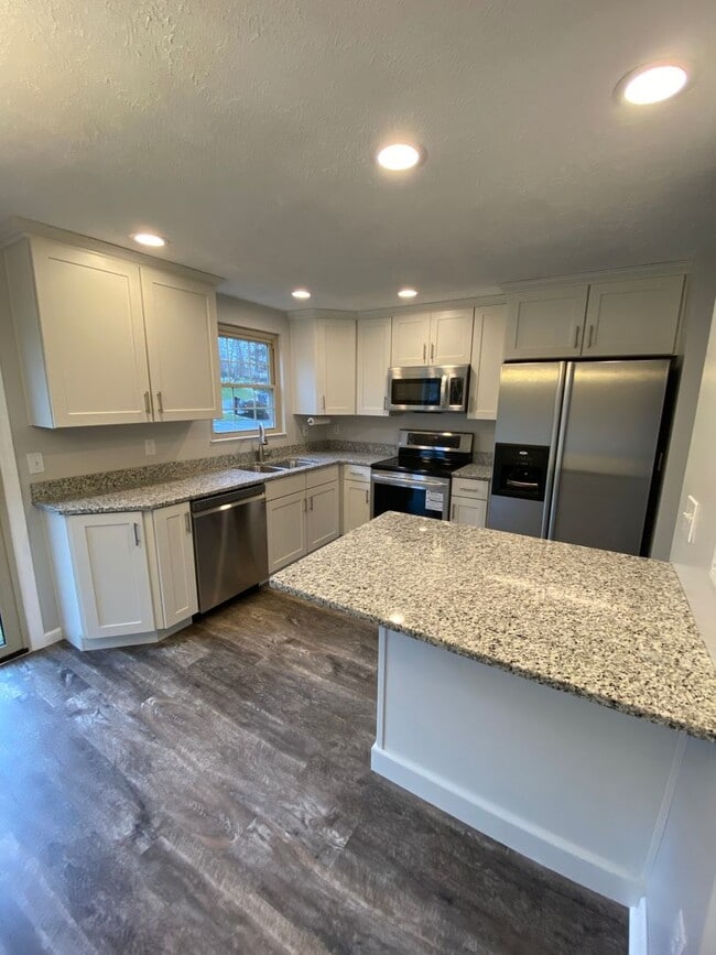 Building Photo - Modern 3-Bed, 2-Bath Home with New Kitchen & Upgrades